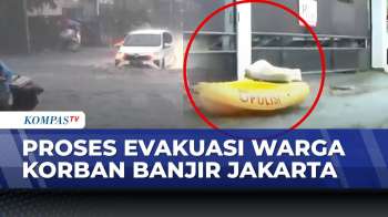 Terkini! Proses Evakuasi Warga Korban Banjir Di Mampang Jaksel, Pakai Perahu Karet