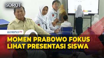 Momen Prabowo Duduk Di Kelas Fokus Perhatikan Presentasi Siswa SMPN 4 Bekasi