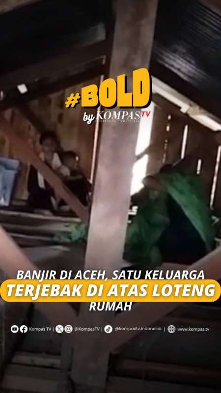BANJIR DI ACEH, SATU KELUARGA TERJEBAK DI ATAS LOTENG RUMAH