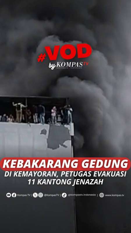 GEDUNG DI KEMAYORAN, JAKARTA PUSAT KEBAKARAN, PETUGAS EVAKUASI 11 KANTONG JENAZAH