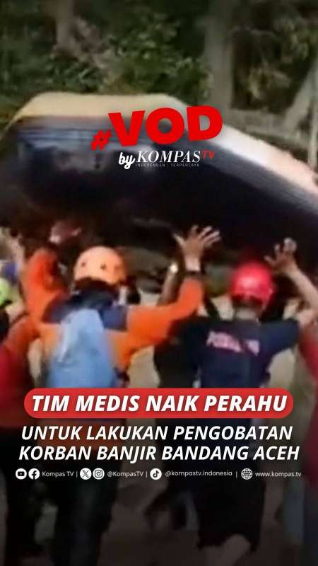 TIM MEDIS NAIK PERAHU UNTUK LAKUKAN PENGOBATAN KORBAN BANJIR BANDANG ACEH