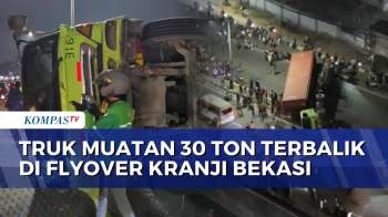 Truk Kontainer Muatan 30 Ton Terbalik Di Flyover Kranji Bekasi Picu Kemacetan | KOMPAS MALAM