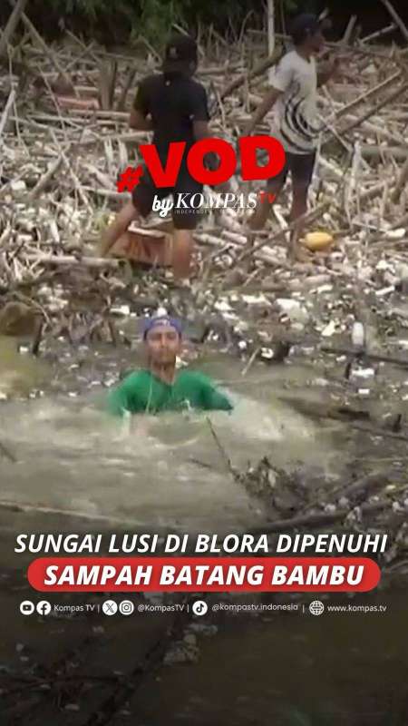 SUNGAI LUSI DI BLORA DIPENUHI SAMPAH BATANG BAMBU
