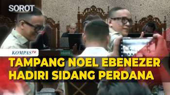 Momen Noel Ebenezer Hadiri Sidang Perdana Di Tipikor, Tersenyum Hingga Beri Gestur Jempol Ke Media