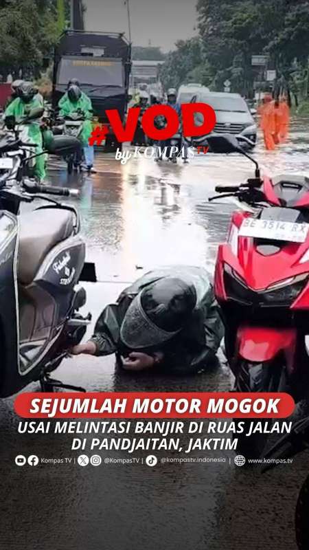 SEJUMLAH MOTOR MOGOK USAI MELINTASI BANJIR DI RUAS JALAN DI PANJAITAN, JAKTIM