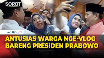 Warga Berebut Abadikan Momen Bersama Prabowo, Berswafoto Hingga Nge-vlog