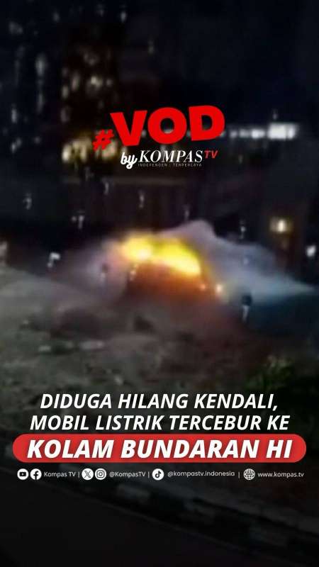 DIDUGA HILANG KENDALI, MOBIL LISTRIK TERCEBUR KE KOLAM BUNDARAN HI