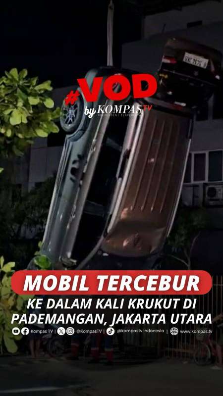 MOBIL TERCEBUR KE DALAM KALI KRUKUT DI PADEMANGAN, JAKARTA UTARA