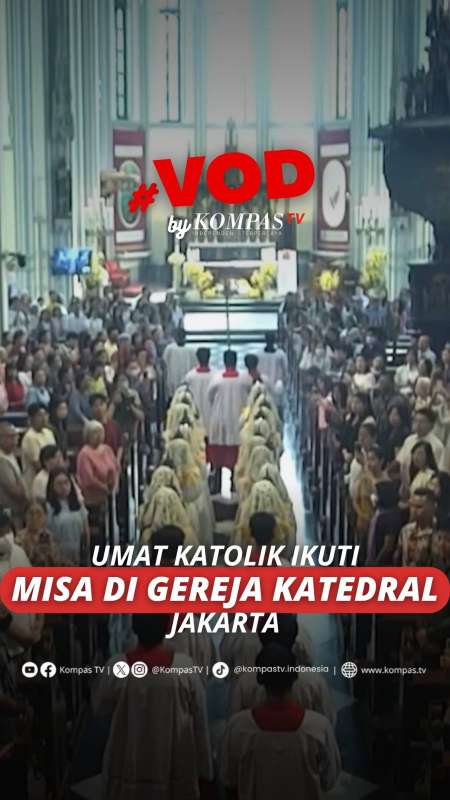 UMAT KATOLIK IKUTI MISA DI GEREJA KATEDRAL JAKARTA