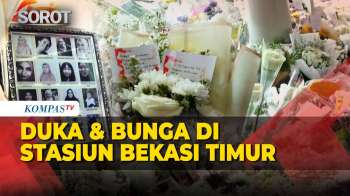 Rangkaian Bunga Hiasi Stasiun Bekasi Timur, Kenang Korban Kecelakaan KRL & KA Argo Bromo Anggrek