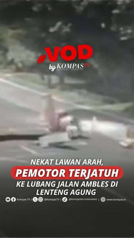 NEKAT LAWAN ARAH, PEMOTOR TERJATUH KE LUBANG JALAN AMBLES DI LENTENG AGUNG 