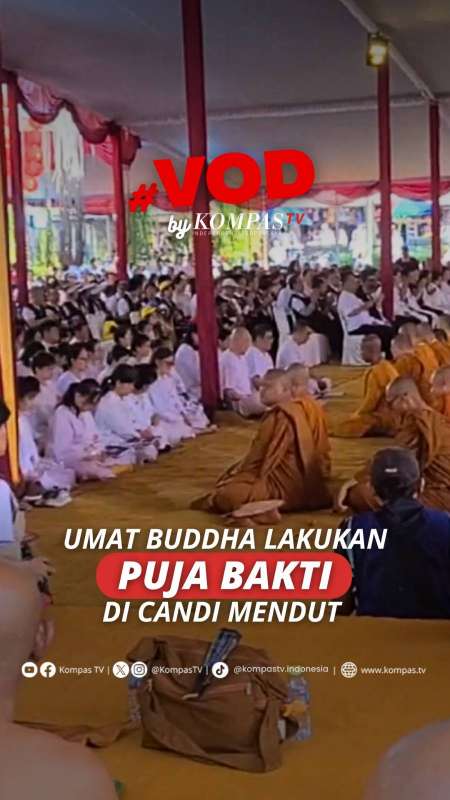 UMAT BUDDHA LAKUKAN PUJA BAKTI DI CANDI MENDUT