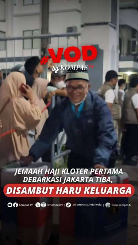 JEMAAH HAJI KLOTER PERTAMA DEBARKASI JAKARTA TIBA, DISAMBUT HARU KELUARGA 