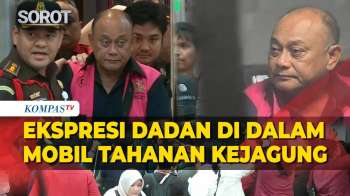 Ekspresi Eks Kepala BGN Dadan dalam Mobil Tahanan Kejagung, Tangan Diborgol Sambil Menunduk