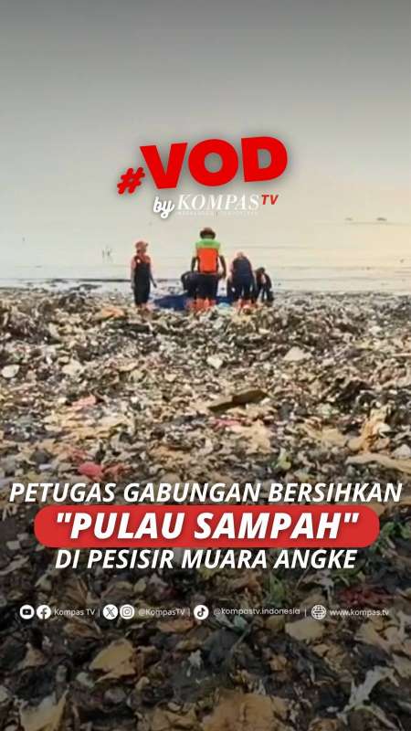PETUGAS GABUNGAN BERSIHKAN PULAU SAMPAH DI PESISIR MUARA ANGKE