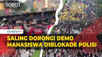Saling Dorong! Aksi Demo Mahasiswa Kritisi Ekonomi Diblokade Polisi di Bundaran HI