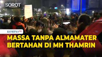 Terkini! Massa Tanpa Almamater Bertahan di Jalan MH Thamrin Usai Mahasiswa Bubarkan Diri
