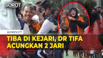 Roy Suryo Dan Dokter Tifa Tiba Di Kejari DKI Jakarta, Dokter Tifa Acungkan Dua Jari