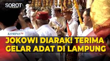 Diarak! Jokowi Terima Gelar ‘Baginda Pemuka Bangsa’ dari Lima Kerajaan Adat Lampung