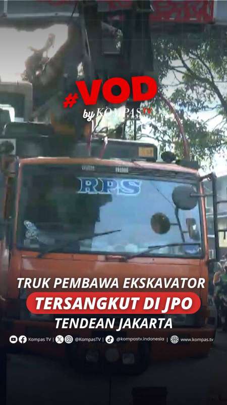 TRUK PEMBAWA EKSKAVATOR TERSANGKUT DI JPO TENDEAN JAKARTA