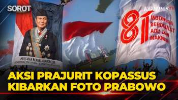 Bikin Kagum! Aksi Prajurit Kopassus Terjun Payung Kibarkan Foto Prabowo Di HUT Ke-81 RI