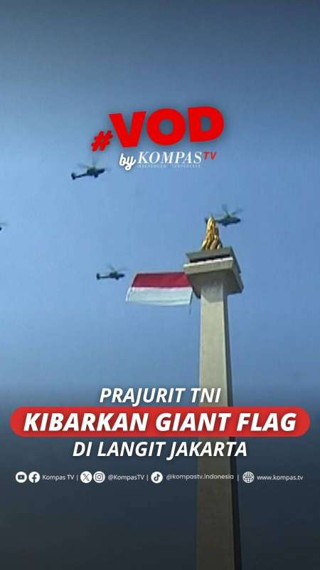 Prajurit TNI Kibarkan Giant Flag Di Langit Jakarta