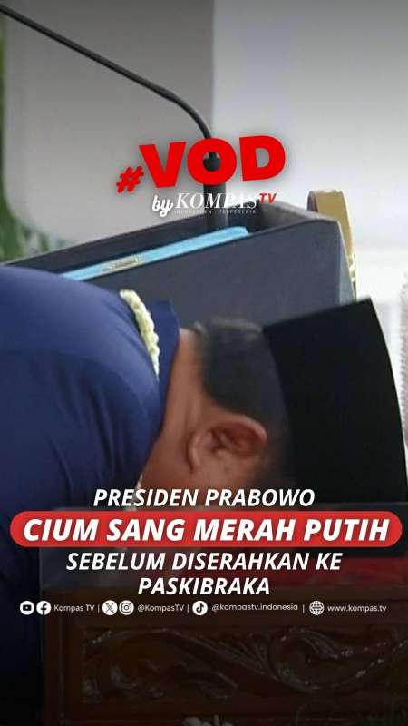 Presiden Prabowo Cium Sang Merah Putih Sebelum Diserahkan ke Paskibraka