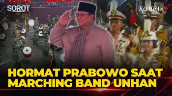 Presiden Prabowo Beri Hormat Saat Marching Band Unhan Tampil Di Karnaval
