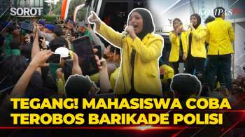 Tegang! Massa Demo Mahasiswa Dihalangi Barikade Polisi Saat Menuju Bundaran HI