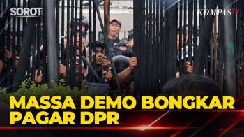 Terkini! Detik-Detik Massa Demo Bongkar Pagar Gedung DPR RI