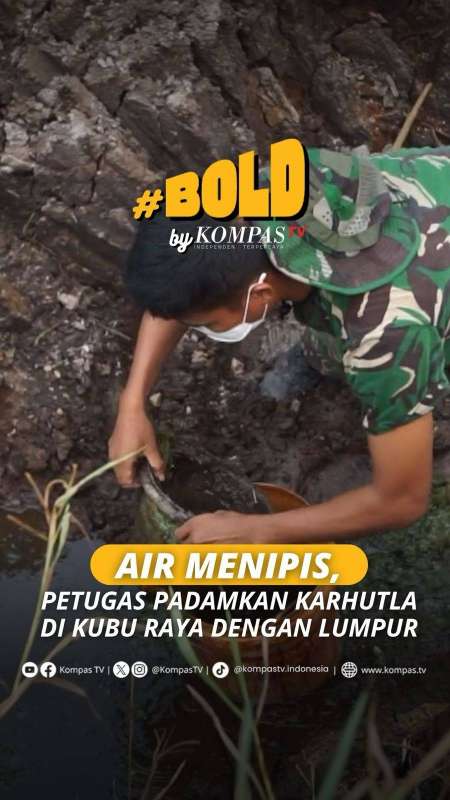 Air Menipis, Petugas Padamkan Karhutla Di Kubu Raya Dengan Lumpur