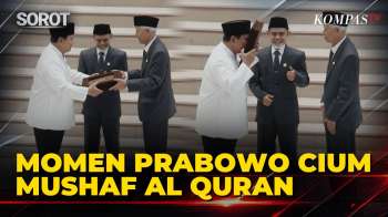 Momen Prabowo Cium Al Quran Hadiah Dari Pimpinan Ponpes Gontor