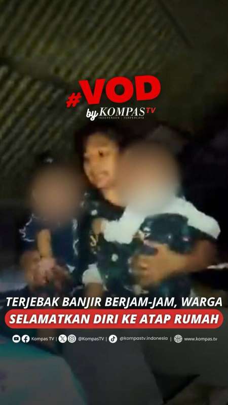 TERJEBAK BANJIR BERJAM-JAM, WARGA SELAMATKAN DIRI KE ATAP RUMAH