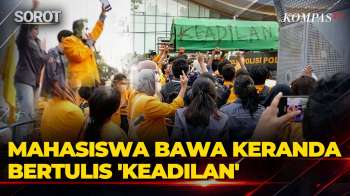 Massa Demo Mahasiswa Tiba Di Kawasan Silang Monas, Bawa Keranda Bertulis