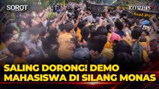 saling-dorong-mahasiswa-dan-polisi-saat-demo-di-silang-monas