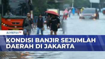 Warga Terjebak Banjir Jakarta, Dorong Kendaraan Mogok Hingga Naik Perahu Karet | KOMPAS PETANG