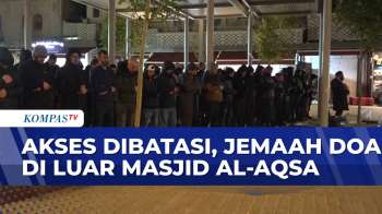 Jemaah Doa Di Luar Masjid Al-Aqsa, Akses Dibatasi Penjajah Israel