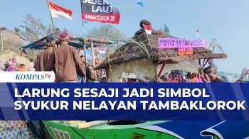 Ratusan Perahu Nelayan Meriahkan Larung Sesaji Tambaklorok | KOMPAS SIANG