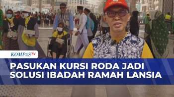 Gratis! Pasukan Kursi Roda Bantu Jemaah Lansia Beribadah Di Tanah Suci