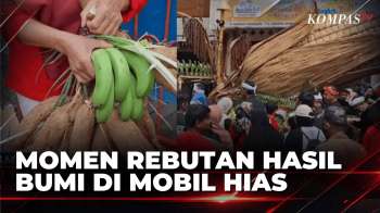 Warga Berebut Hasil Bumi Dari Mobil Hias Di Karnaval HUT RI Purwakarta | BERITA UTAMA