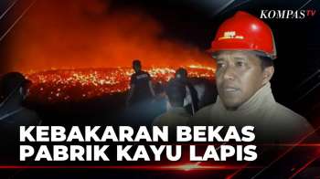 Bekas Pabrik Kayu Lapis Terbakar, 2 Personel Damkar Dilarikan ke Puskesmas Akibat Terpapar Asap