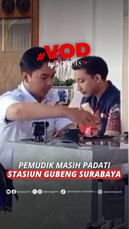 PEMUDIK MASIH PADATI STASIUN GUBENG SURABAYA