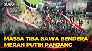 Gambar Udara Detik-Detik Massa Demo 27 Agustus Tiba Di DPR, Bentangkan Bendera Merah Putih Panjang!