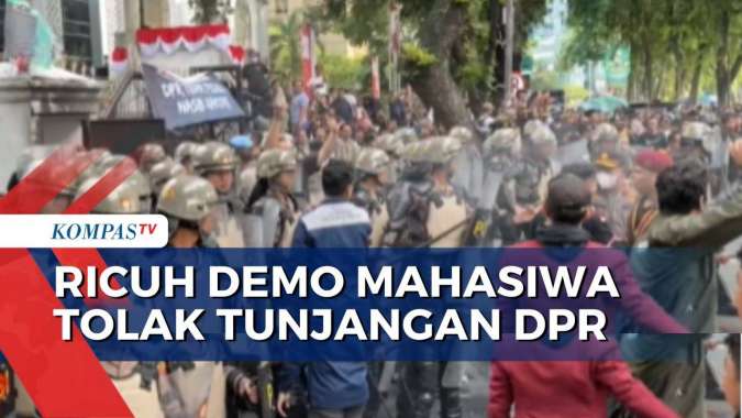 Ricuh! Demo Tolak Tunjangan Fantastis DPR, Mahasiswa Bentrok dengan ...