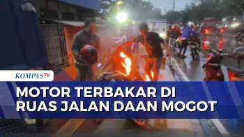 Terendam Banjir, Motor Tiba-Tiba Terbakar Saat Hendak Diperbaiki Di Jalan Daan Mogot | KOMPAS MALAM