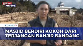 Penampakan Masjid Berdiri Kokoh Di Tengah Gelondongan Kayu Banjir Bandang Aceh Tamiang
