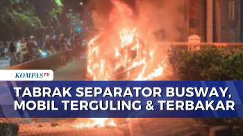 Mobil Terbakar Usai Tabrak Separator Busway Di Pulogadung, 4 Mobil Damkar Diterjunkan Ke Lokasi