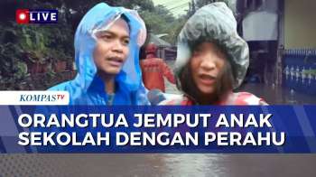 Banjir Jakarta, Begini Cerita Orangtua Jemput Anak Sekolah Dengan Perahu Karet