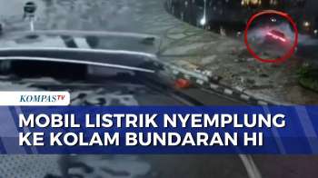 Diduga Sopir Mengantuk, Mobil Listrik Nyemplung Ke Kolam Bundaran HI | KOMPAS PETANG