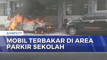 Diduga Korsleting, 1 Mobil Guru Terbakar Di Area Parkiran SMK Kawasan Pulogadung | KOMPAS SIANG